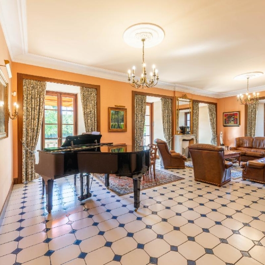  Annonces THONON : Maison / Villa | THONON-LES-BAINS (74200) | 993 m2 | 4 600 000 &euro; 